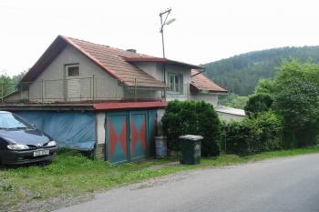 stavba oproti jádru ,patřící ale do celkové lokality tvrze,kterou protíná silnice (© D Dohňanský, 07/2014)