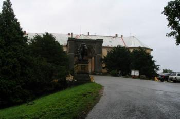 Vstupní brána zámku (©   06/2005)