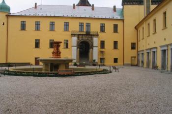 Nádvoří zámku (©   07/2005)