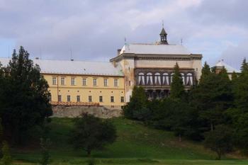 Zbiroh - pohled na zámek od jihu (© Pavel Jarý,  26.8.2006)