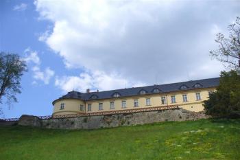 předhradí s pozdně gotickou dělostřeleckou baštou (© zdeněk komínek, 05/2008)