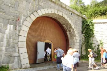 vchod do tunelu v prokopané hoře (© Zuzana Holasová, 08/2009)