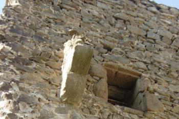 krakorec s okenkem v pláštové zdi (© jiri  doležal, 10/2011)