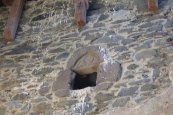 okýnko s původním ostěním a současným poštolčím hnízdem (© D Dohňanský, 07/2015)