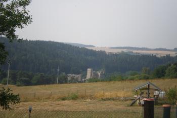 Pohled na "utopený" Rokštejn z příjezdové cesty od jihu (© Marek Reimann, 08/2015)
