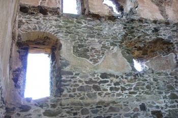 horní palác západní třetina (2NP=1.patro), záp. stěna, vstup na prevét, dole omítka přitažená k podlaze (© Jan Večeřa, 12/2015)
