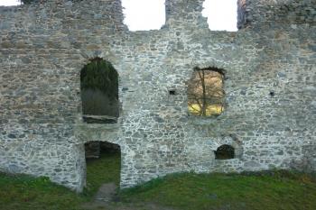 dolní palác, nádvorní zeď, dva vstupy nad sebou (jak byl přístupný horní vstup?) (© Jan Večeřa, 12/2015)