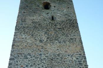 horní hrad, věž, vých. stěna s jedním původním okénkem (okénka věží našich hradů míří téměř výhradně do areálů hradů) (© Jan Večeřa, 12/2015)