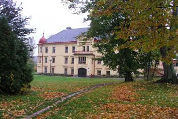Pohled z parku ( © Roman Řezáč 10/2004)