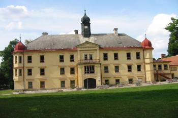 celkový pohled na hlavní zámecké průčelí (© D Dohňanský, 07/2014)