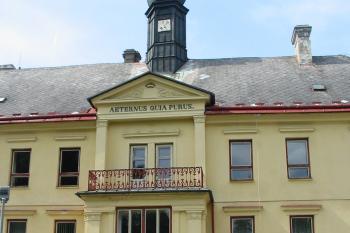 detail portálu,balkónu,věžičky (© D Dohňanský, 07/2014)