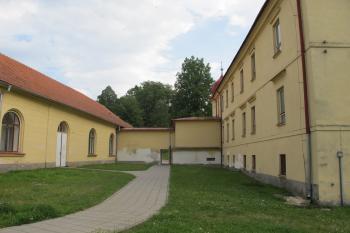 sv.strana /vpravo/ s hodp.budovou /vlevo/   (© D Dohňanský, 07/2017)
