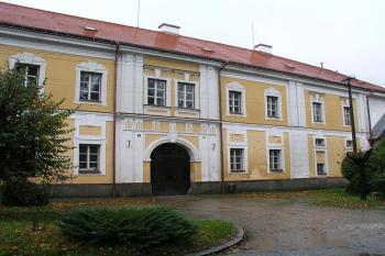Vstupní křídlo ( © Roman Řezáč 10/2004)