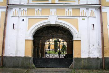 Vstupní portál ( © Roman Řezáč 10/2004)