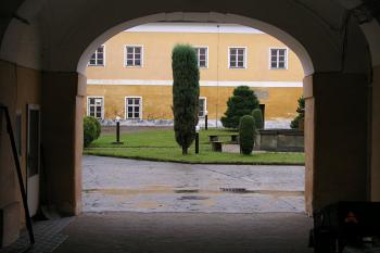 Nádvoří zámku ( © Roman Řezáč 10/2004)