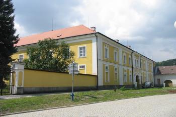 za nízkou zdí se rozprostírá zámecký park (© D Dohňanský, 07/2014)