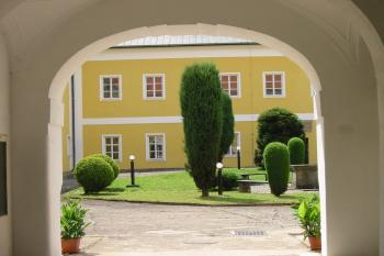pohled od hlavní brány na zámecké nádvoří (© D Dohňanský, 07/2014)