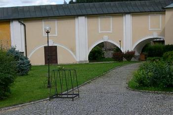Krytá chodba do kostela překonávající místní komunikaci ( © Petr Turyna 08/2006)