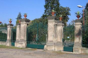 Hlavní brána do zámeckého areálu (© Pavel Vítek 10/2005)