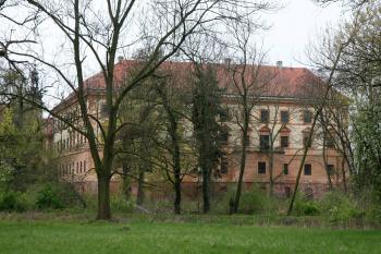 Pohled na zámek zezadu (© Martin Kabeláč, 04/2008)