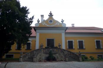Schodiště křídla zámku směřujícího do zahrady. (© Ondřej Navrátil, 11/2008)