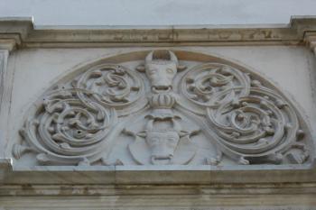 Detail reliéfu nad hlavním portálem s erbem Pernštejnů ( © Jan Večeřa 04/2015)