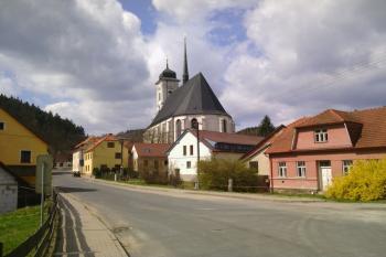 Kostel je skoro ze všech stran obestavěný, nedá se pořídit kvalitní celkové foto ( © Jan Večeřa 04/2015)