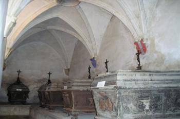 prostor neogotické hrobky na severní straně kostela (© de.ardoise 10/2005)