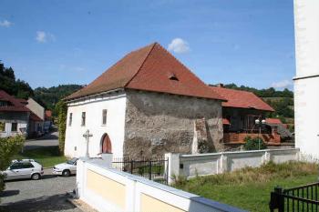 Původně gotický dům před západním průčelím kostela (© Ivan Grisa, 09/2007)