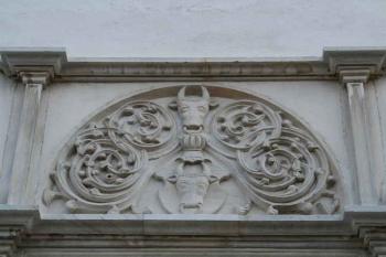 Reliéf s pernštejnským erbem (© Ivan Grisa, 09/2007)
