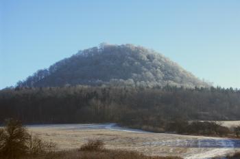 Ronov, kopec se zříceninou hradu (© Jiří Kaše, 01/2009)