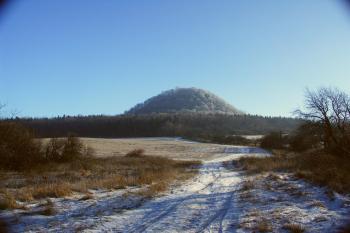 Ronov, kopec se zříceninou hradu (© Jiří Kaše, 01/2009)
