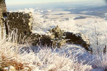 Ronov, kopec se zříceninou hradu (© Jiří Kaše, 01/2009)