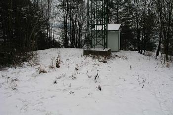 Pohled na místo, kde stávala hranolová věž ( © Roman Řezáč 12/2003)