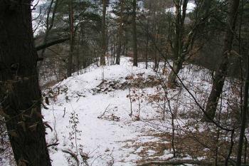 Pohled z okraje horního sídla směrem na dolní sídlo. ( © Roman Řezáč 12/2003)