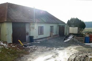 v zahradě tohoto domu stávala petrovická tvrz (© D Dohňanský, 03/2014)