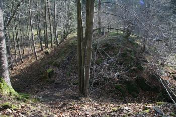 Příkop oddělující od sebe dvě části hradu ( © Petr Nožička 11/2010)