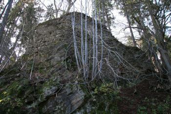 Lomená zeď na jádře hradu ( © Petr Nožička 11/2010)