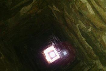 "Šachta" procházející zdivem (© Jan Večeřa, 02/2015)