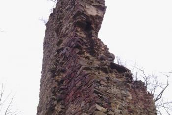 Palác, z boku viditelná "šachta", níže vlevo její vyústění, vedle jizva po podélné zdi (© Jan Večeřa, 02/2015)
