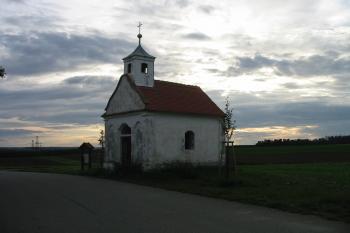 kaplička jako jediný svědek existence zaniklé obce (© D Dohňanský, 09/2014)
