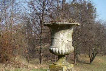 Zdobné architektonické prvky umístěné na náhorní terase pod schodištěm v zahradím průčelí zámku. ( © Miroslav BITTER 03/2008)
