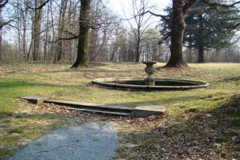 Kašna umístěná v zámecké zahradě ( © Miroslav BITTER 03/2008)