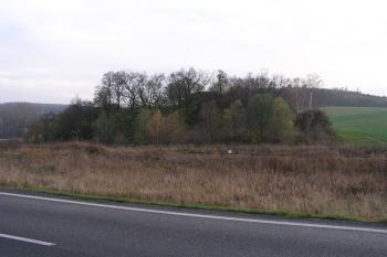 Pohled od severovýchodu, ze silnice do Slavkova ( © Roman Řezáč 11/2004)