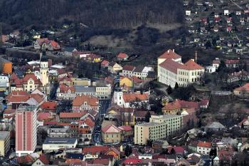 Pohled na zámek z vrcholu Bořně. ( © Radovan Smokoň 01/2011)