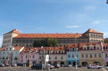 Pohled na zámek z náměstí (© Vladimír Studecký 10/2005)