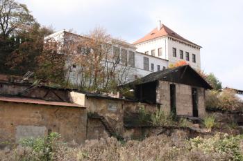 Zámek ze dvora bývalého pivovaru ( © Ivan Grisa 10/2009)