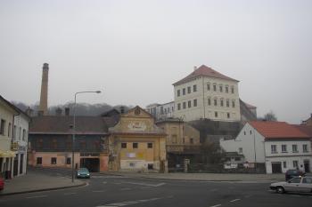 Pohled na zámek a zámecký pivovar (© Jan Šebek, 03/2008)