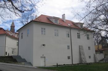 východní křídlo zámku s opěrákem (© Jaroslav Špiroch 04/2020)