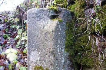 Pozůstatek ostění vstupu šíje, nebyl jištěn závorou, ale pouze dvířky, po nichž zůstal otvor po závěsu dveří (© Jan Večeřa, 12/2015)